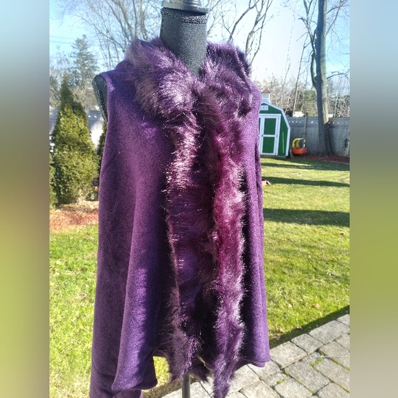 🌱🌾BEAUTIFUL Wrap Vest Deep Grape Color with faux fur accents 😲 - Picture 2 of 10